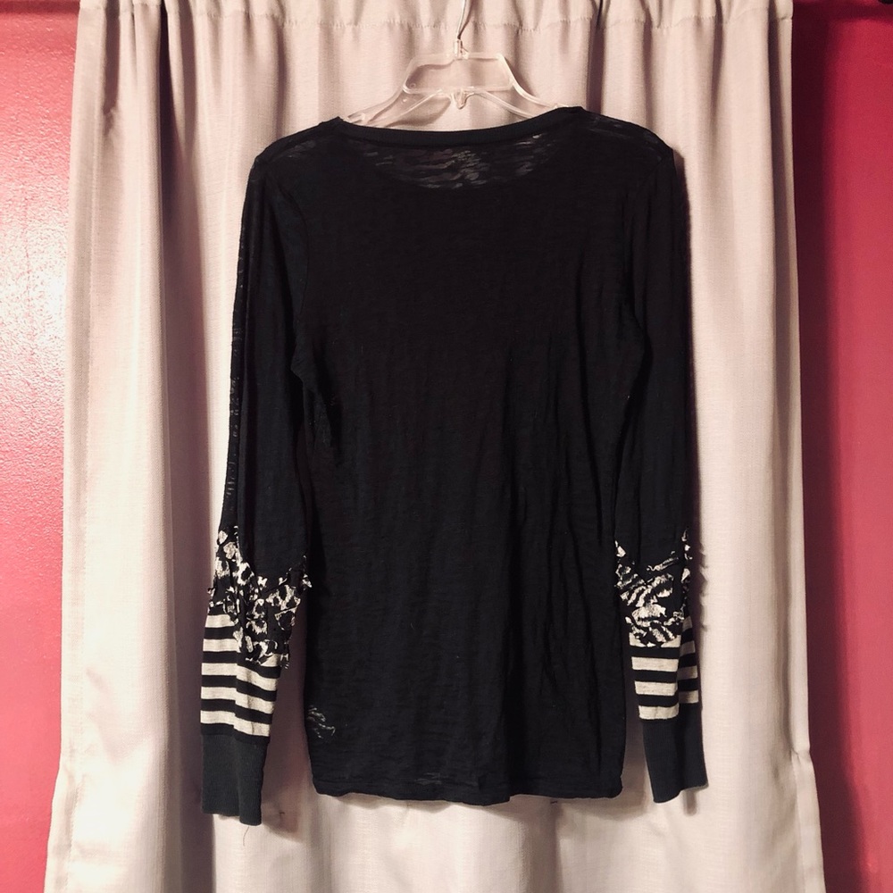 Long sleeve sheer black Buckle top